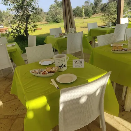 Masseria Le Celline مزرعة للإقامة Villaggio Resta